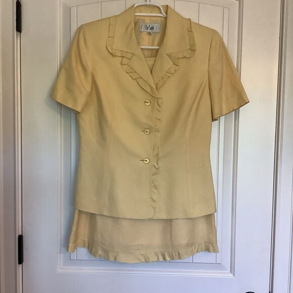 Le Suit Yellow Linen Suit 🐇😎💛 - Picture 1 of 7